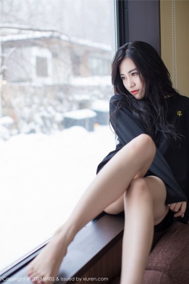 【开云app】韩女星具荷拉表演途中发生舞台事故 身上裙子滑落险走光(图1)